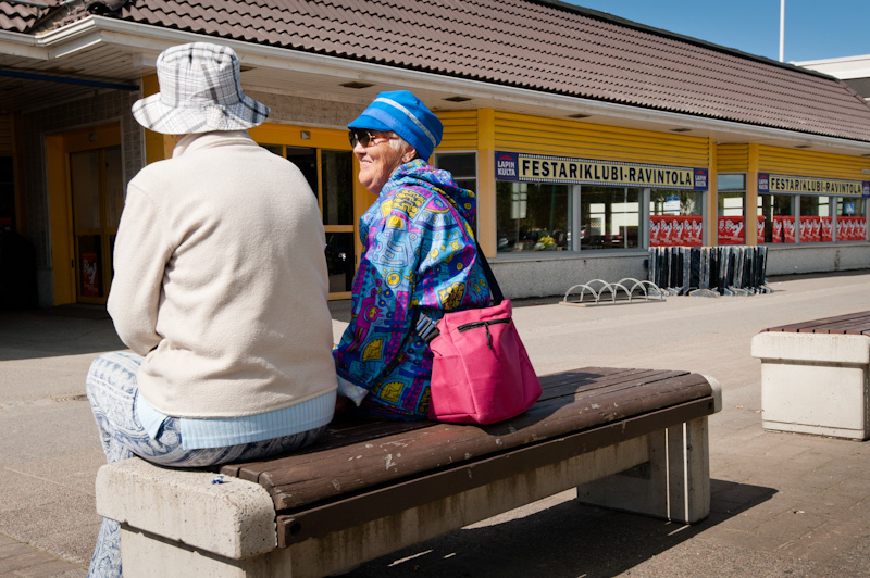 N&auml;m&auml; paikalliset rouvat eiv&auml;t ole kiinnostuneita festivaaleista