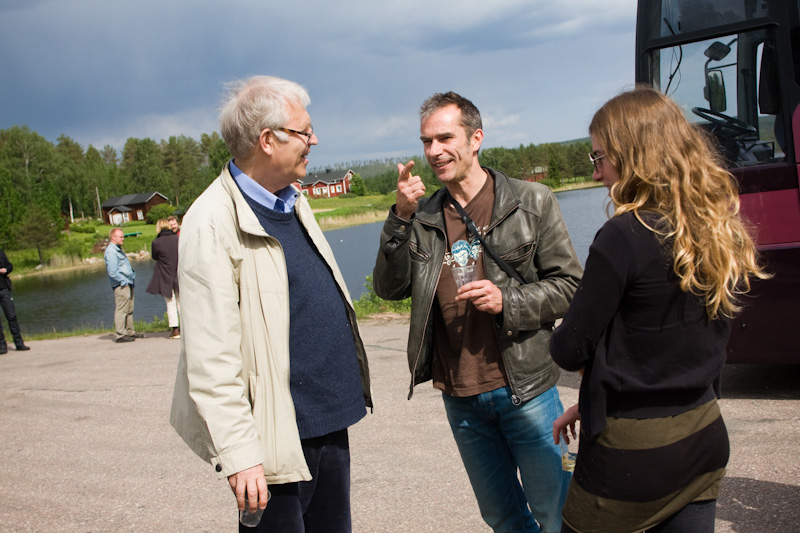 Le Havren apulaisohjaaja Gilles Charmant jutustelee Peter von Baghin kanssa matkalla Rovaniemelt&auml; Sodankyl&auml;&auml;n