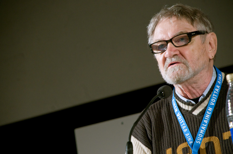 Jukka Virtanen juontamassa Leffaraatia