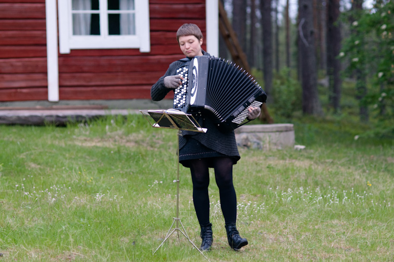 Roosa soittamassa