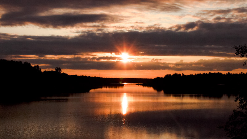 Keskiy&ouml;n aurinko Kitisen yll&auml;