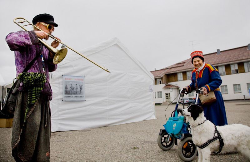 Helmi Kangas ja Piki-koira tutustuvat festivaalin musiikkitarjontaan