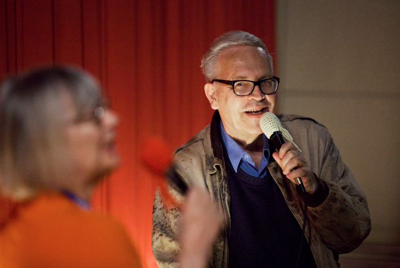 Peter von Bagh jututtaa Harriet Anderssonia festivaalin avajaisnäytöksessä