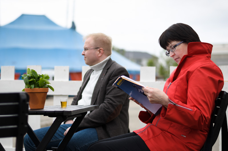 Leppoisan iltapäivän lukuhetki pubiteltalla