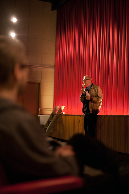 Peter von Bagh toivotti festivaalivieraat tervetulleiksi avajaisnäytöksessä