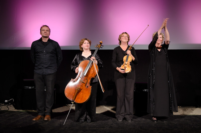 Siirtolaisen ja Päällysviitan säestänyt Maud Nelissen (oik.) orkestereineen