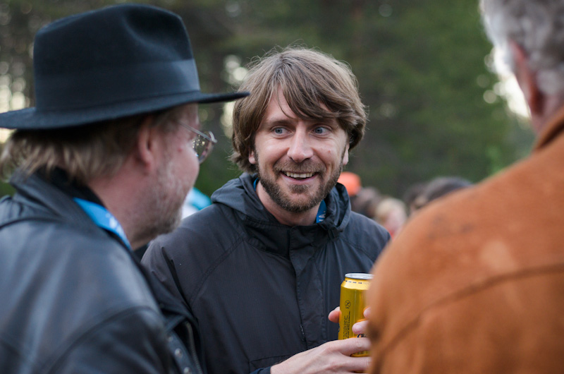 Ruben Östlund jutustelemassa Porttikoskella