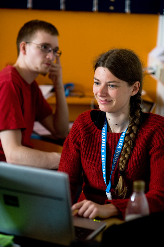 Santeri ja Annina käsittelemässä festarikuvia