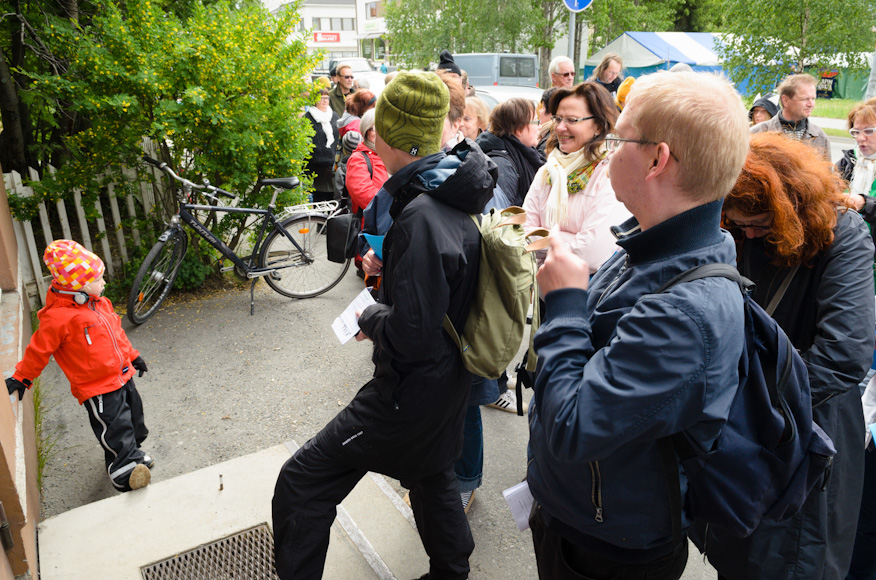 Innokkaimmat lipunostajat muodostivat jonon hyvissä ajoin Lapinsuun eteen