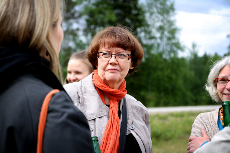 Festarivieraita tauolla Alanammassa