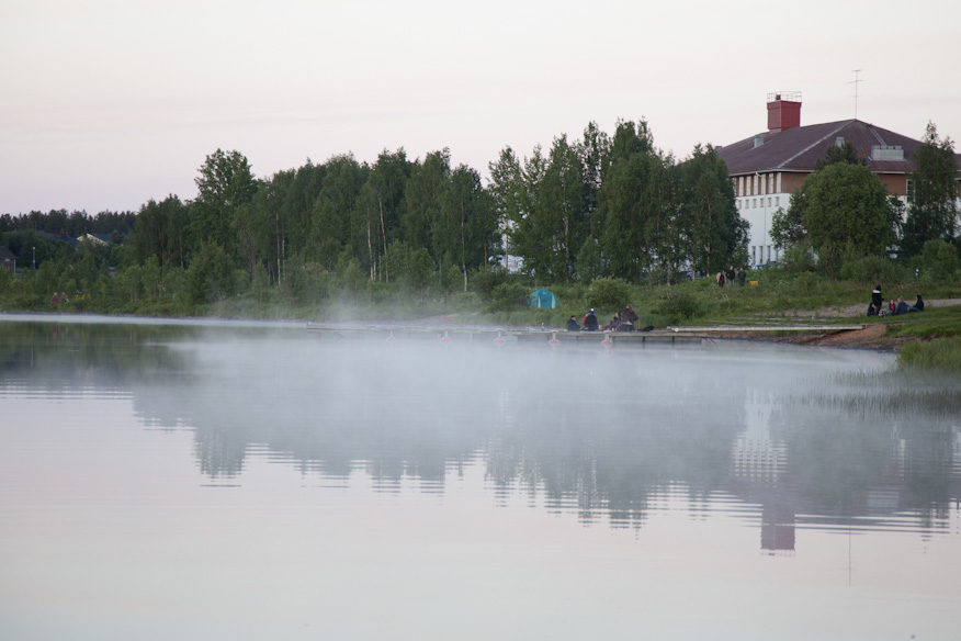 Öistä usvaa laiturilla