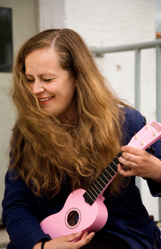 Lilia Rönkkö opetteli soittamaan Ievan Polkan, koska se oli International Cleaning Groupin tyttöjen toivekappale