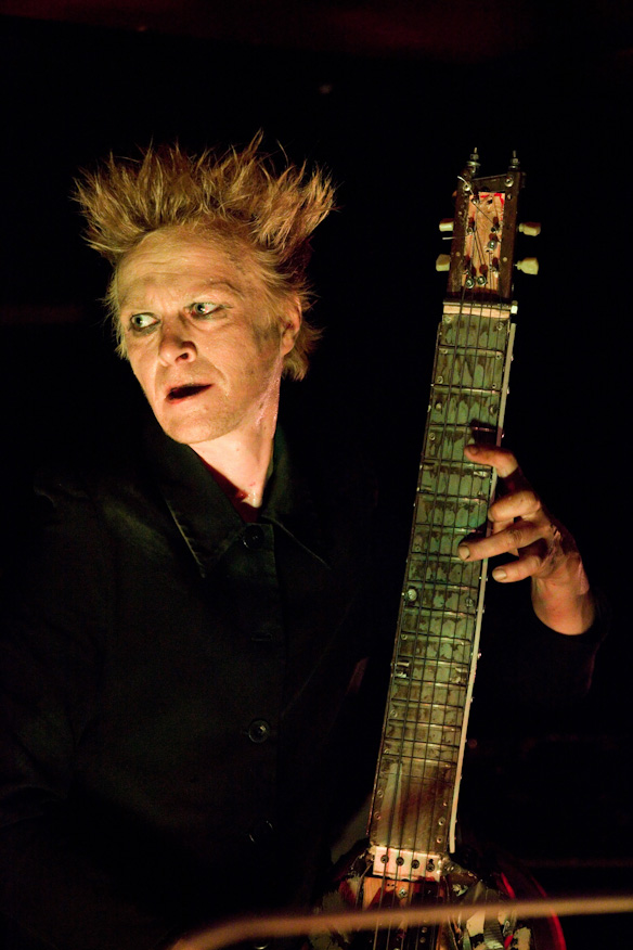 Cleaning Womenin Risto Puurunen festivaaliklubilla