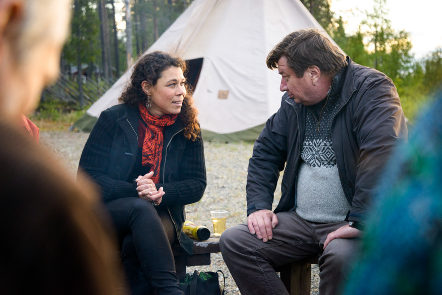 Samantha Fuller ja Aki Kaurismäki jutustelivat nuotion äärellä